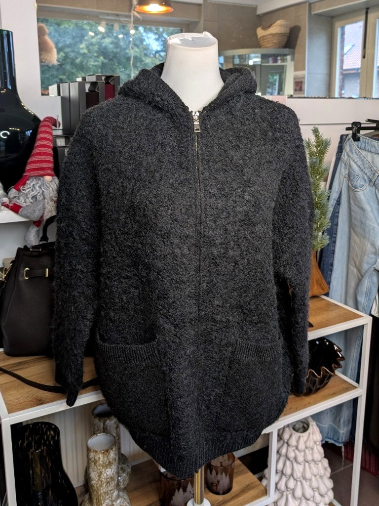 Die schwarze Bomberjacke mit Kapuze kombiniert den lässigen Stil einer Strick-Cardigan mit praktischem Reißverschluss. Perfekt für kühle Tage - von BEAUTY WOMEN