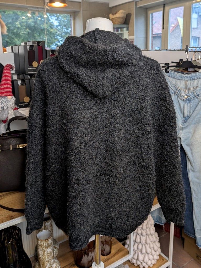 Die schwarze Bomberjacke mit Kapuze kombiniert den lässigen Stil einer Strick-Cardigan mit praktischem Reißverschluss. Perfekt für kühle Tage - von BEAUTY WOMEN
