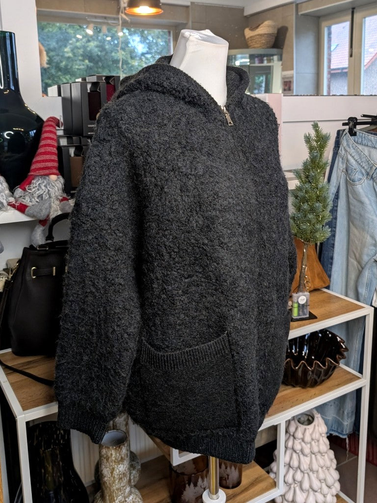 Die schwarze Bomberjacke mit Kapuze kombiniert den lässigen Stil einer Strick-Cardigan mit praktischem Reißverschluss. Perfekt für kühle Tage - von BEAUTY WOMEN