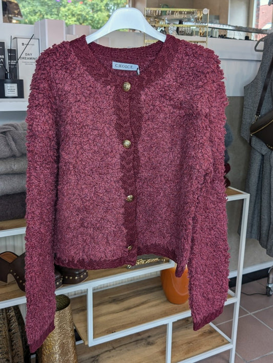 Der elegante Bouclé-Cardigan in einem tiefen Bordeauxrot verbindet Nylon mit feiner Alpaka- und Wollfaser zu einem besonders weichen und wärmenden Tragegefühl!
