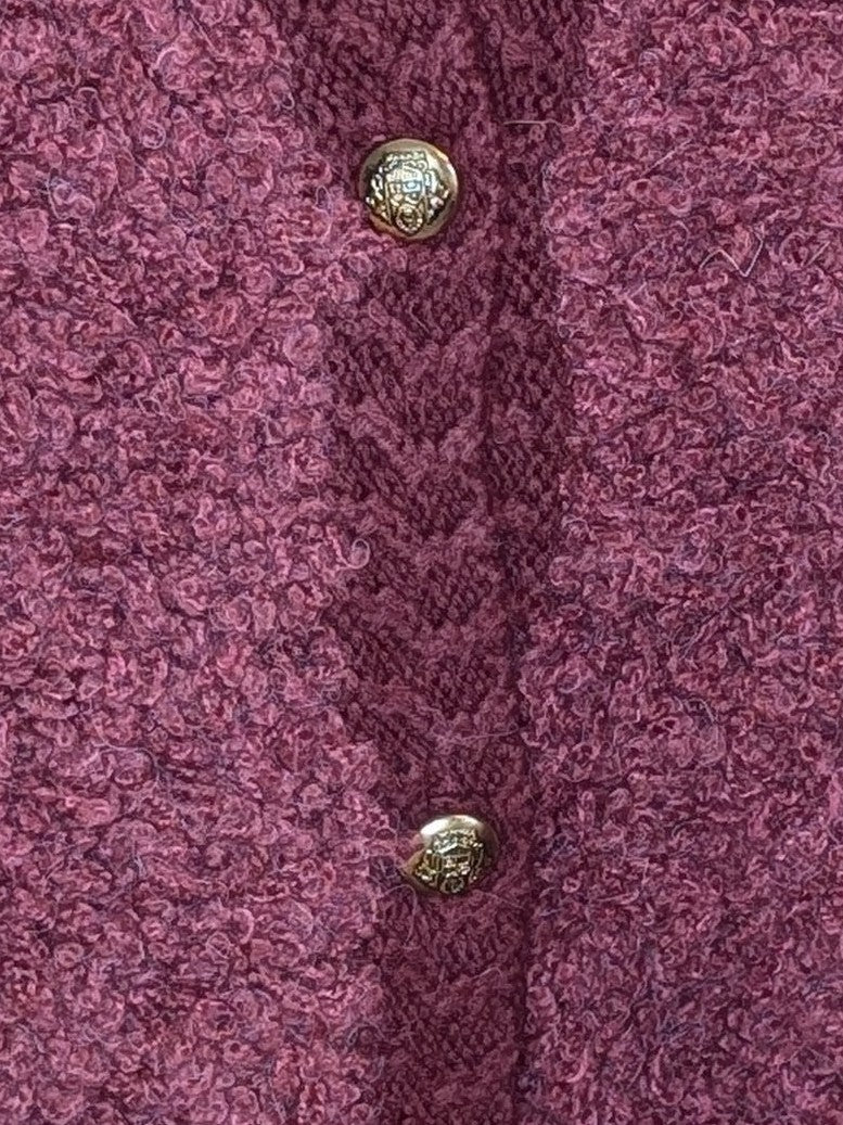 Der elegante Bouclé-Cardigan in einem tiefen Bordeauxrot verbindet Nylon mit feiner Alpaka- und Wollfaser zu einem besonders weichen und wärmenden Tragegefühl!