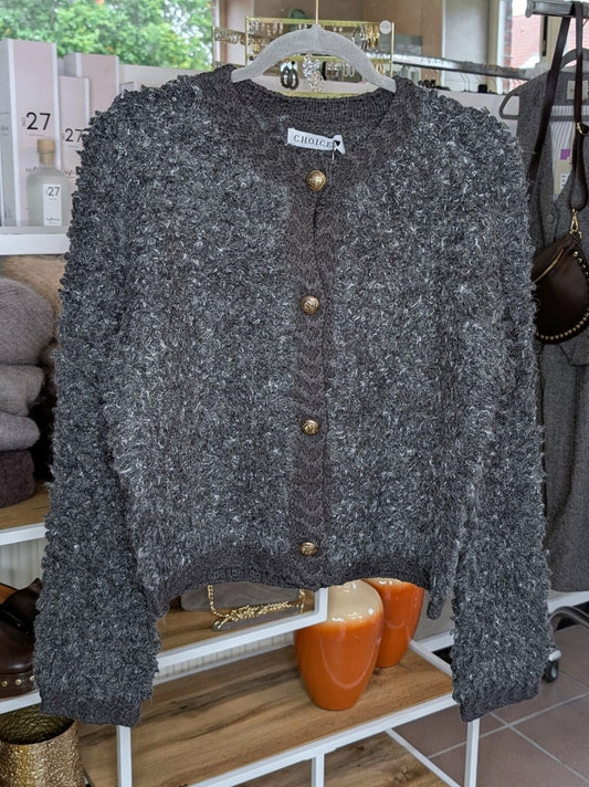 Der elegante Bouclé-Cardigan in dezenten Grautönen verbindet Nylon mit feiner Alpaka- und Wollfaser zu einem besonders weichen und wärmenden Tragegefühl!