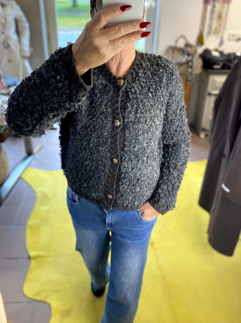 Der elegante Bouclé-Cardigan in dezenten Grautönen verbindet Nylon mit feiner Alpaka- und Wollfaser zu einem besonders weichen und wärmenden Tragegefühl!