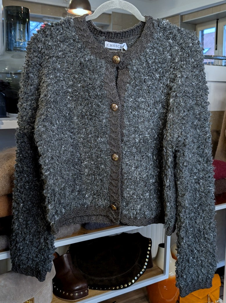 Der elegante Bouclé-Cardigan in dezenten Grautönen verbindet Nylon mit feiner Alpaka- und Wollfaser zu einem besonders weichen und wärmenden Tragegefühl!
