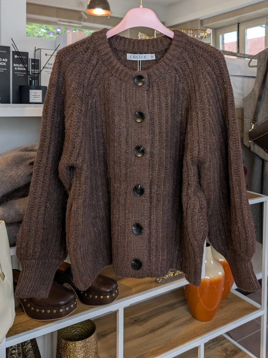Die gemütliche Strickjacke aus einer hochwertigen Mischung aus Viskose, Nylon und Wolle in warmem Coffee-Braun verbindet stilvolles Design und Tragekomfort!
