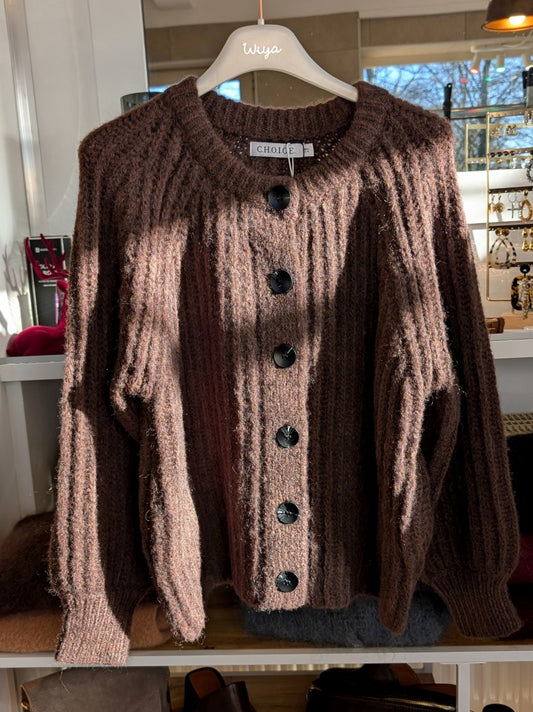 Die gemütliche Strickjacke aus einer hochwertigen Mischung aus Viskose und Wolle in warmem Coffee-Braun verbindet stilvolles Design und Tragekomfort!