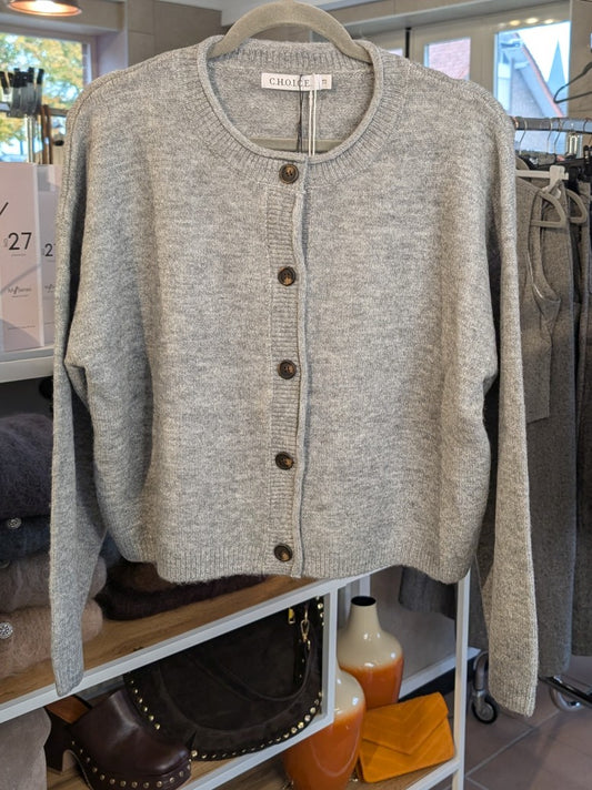 Die gemütliche Strickjacke aus einer hochwertigen Viskose Nylon Mischung in elegantem Hellgrau mit braunen Knöpfen verbindet stilvolles Design und Tragekomfort!