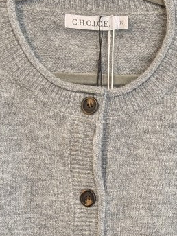 Die gemütliche Strickjacke aus einer hochwertigen Viskose Nylon Mischung in elegantem Hellgrau mit braunen Knöpfen verbindet stilvolles Design und Tragekomfort!