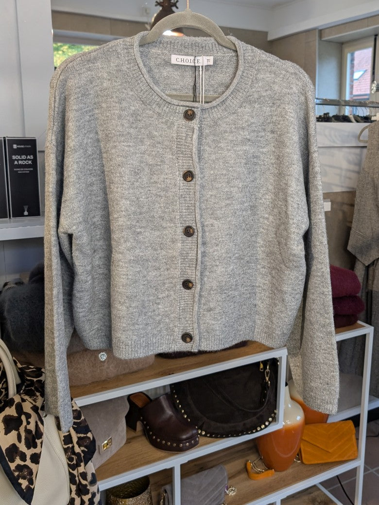 Die gemütliche Strickjacke aus einer hochwertigen Viskose Nylon Mischung in elegantem Hellgrau mit braunen Knöpfen verbindet stilvolles Design und Tragekomfort!