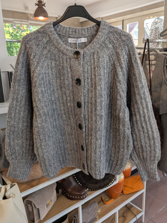 Die gemütliche Strickjacke aus einer hochwertigen Mischung aus Viskose, Nylon und Wolle in elegantem Grau verbindet stilvolles Design und Tragekomfort!