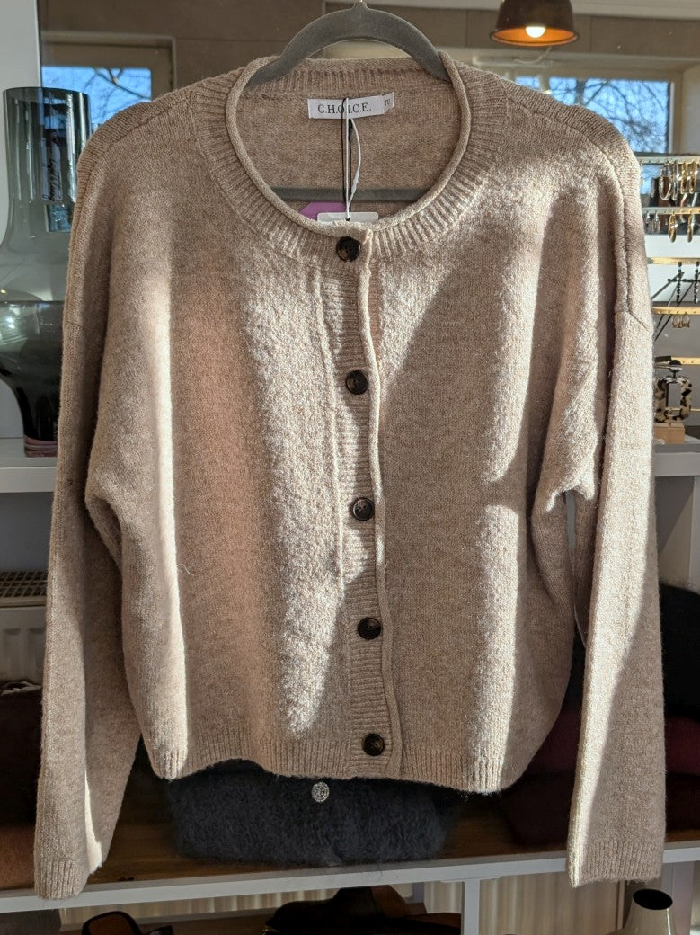 Die gemütliche Strickjacke aus einer hochwertigen Viskose Nylon Mischung in elegantem Taupe mit braunen Knöpfen verbindet stilvolles Design und Tragekomfort!