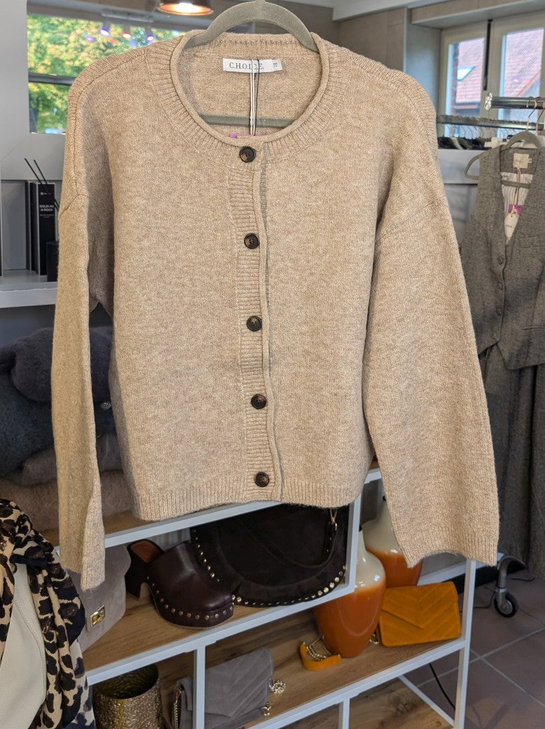 Die gemütliche Strickjacke aus einer hochwertigen Viskose Nylon Mischung in elegantem Taupe mit braunen Knöpfen verbindet stilvolles Design und Tragekomfort!