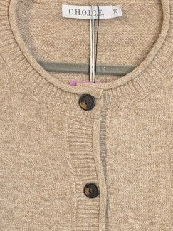 Die gemütliche Strickjacke aus einer hochwertigen Viskose Nylon Mischung in elegantem Taupe mit braunen Knöpfen verbindet stilvolles Design und Tragekomfort!