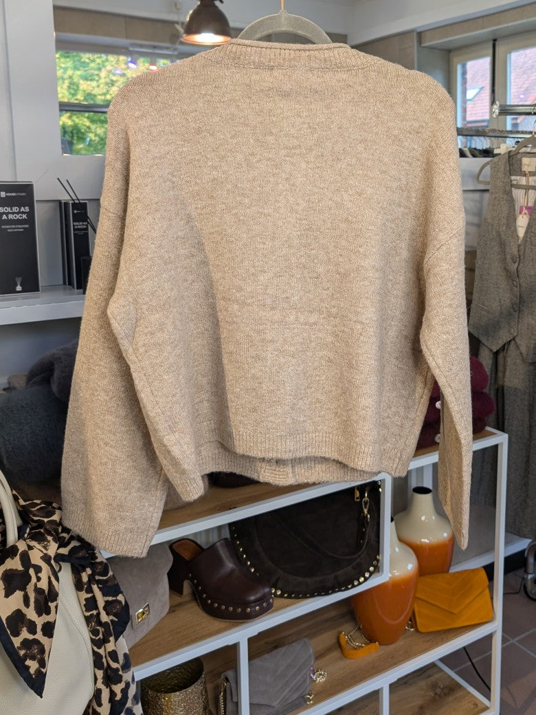 Die gemütliche Strickjacke aus einer hochwertigen Viskose Nylon Mischung in elegantem Taupe mit braunen Knöpfen verbindet stilvolles Design und Tragekomfort!