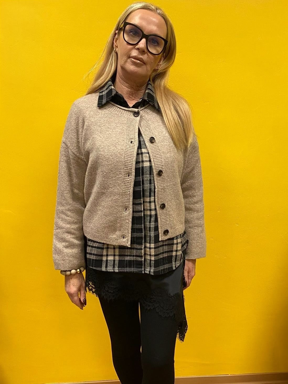 Die gemütliche Strickjacke aus einer hochwertigen Viskose Nylon Mischung in elegantem Taupe mit braunen Knöpfen verbindet stilvolles Design und Tragekomfort!