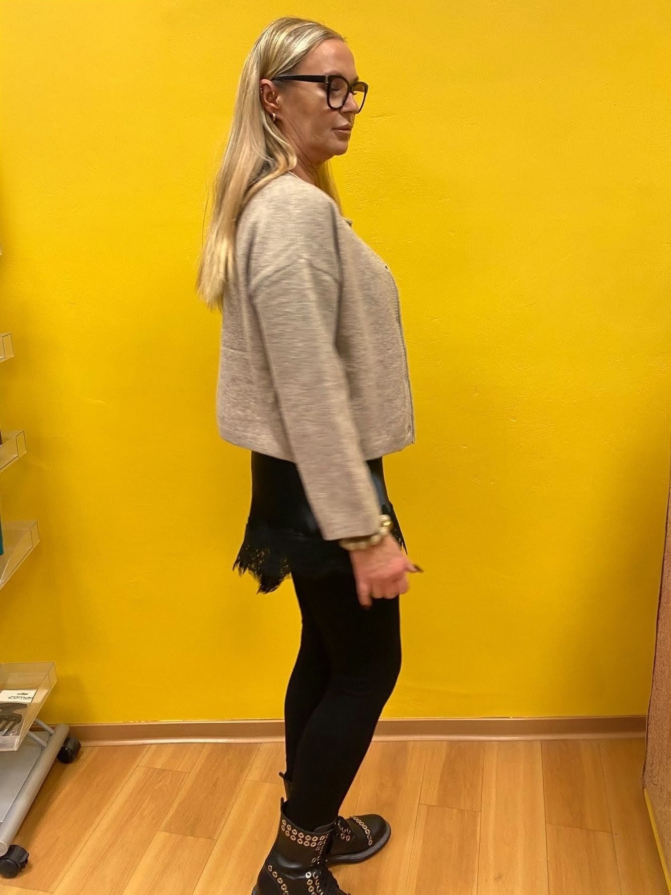 Die gemütliche Strickjacke aus einer hochwertigen Viskose Nylon Mischung in elegantem Taupe mit braunen Knöpfen verbindet stilvolles Design und Tragekomfort!