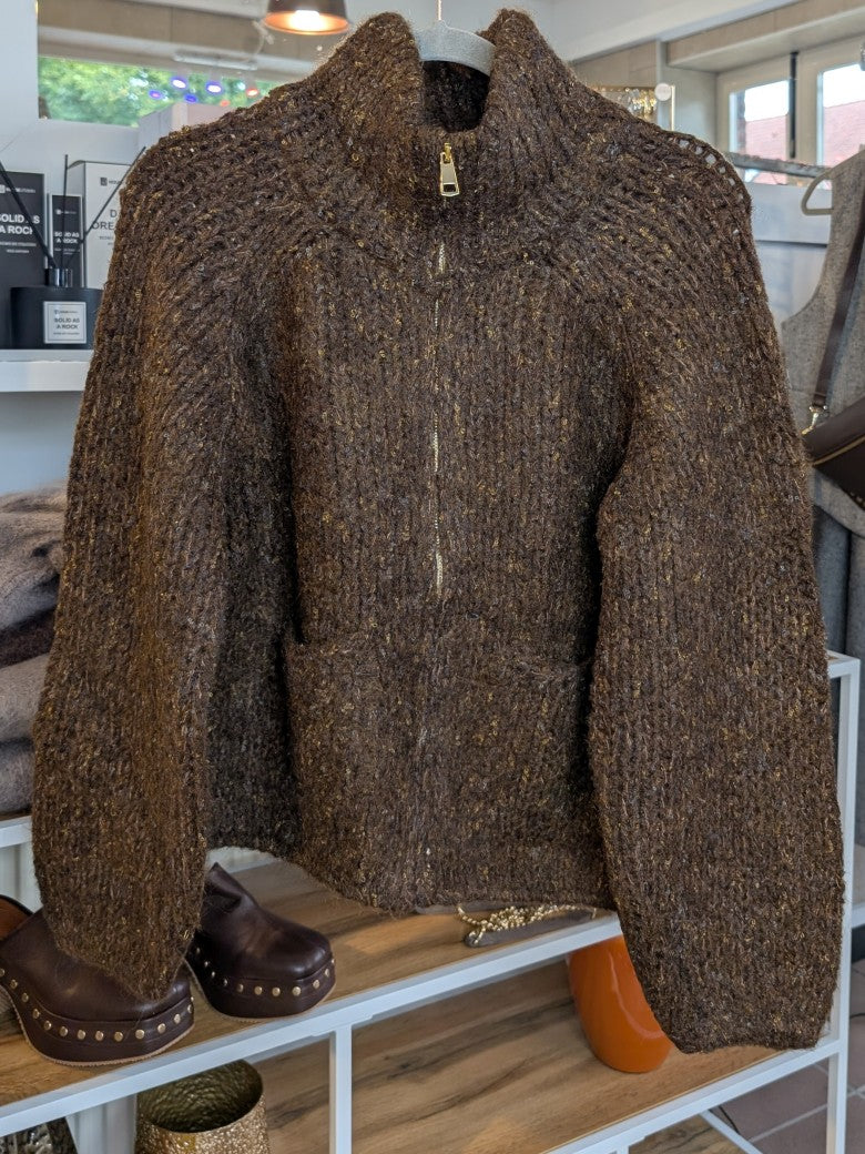 Die Zipper Strickjacke in hochwertiger Mischung aus Viskose, Nylon und Wolle in Coffee Braun mit Blau Gelb hat stilvolles Design und Tragekomfort!