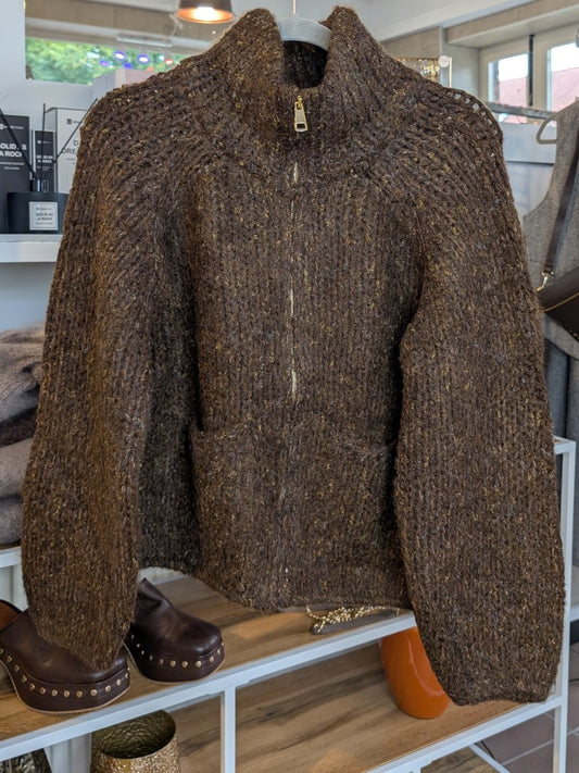 Die Zipper Strickjacke in hochwertiger Mischung aus Viskose, Nylon und Wolle in Coffee Braun mit Blau Gelb hat stilvolles Design und Tragekomfort!