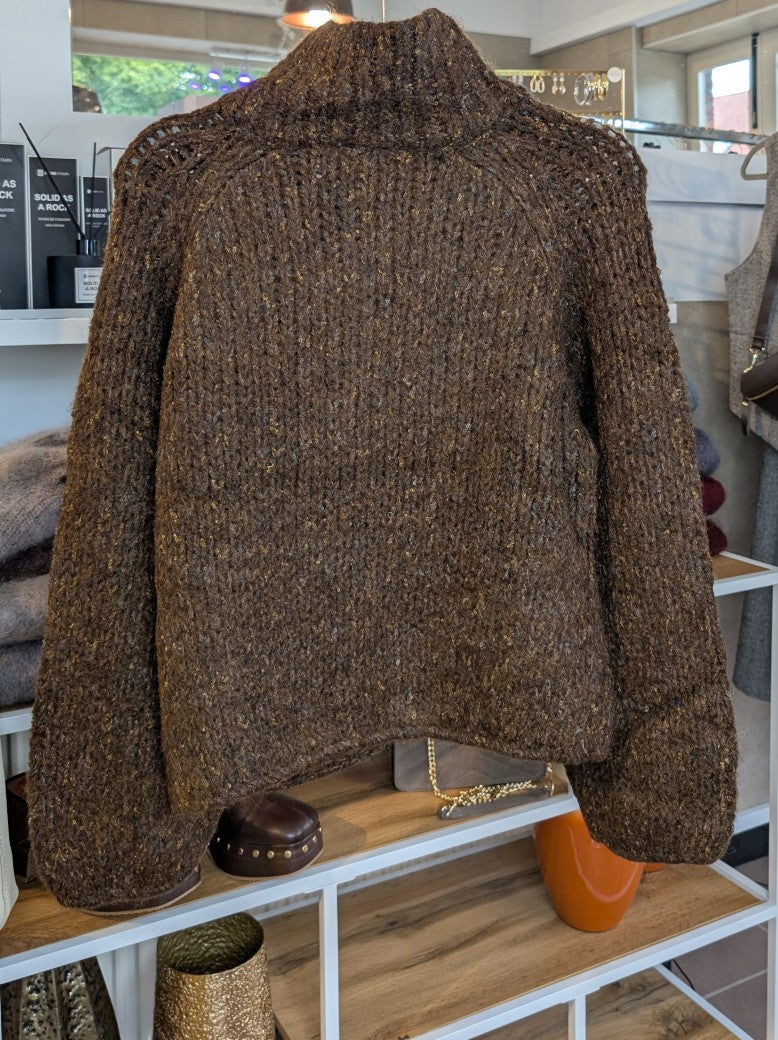 Die Zipper Strickjacke in hochwertiger Mischung aus Viskose, Nylon und Wolle in Coffee Braun mit Blau Gelb hat stilvolles Design und Tragekomfort!