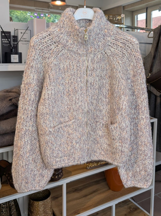 Die Zipper Strickjacke in hochwertiger Mischung aus Viskose, Nylon und Wolle in Creme Beige mit Rosa Lila Apricots Gelb hat stilvolles Design und Tragekomfort!