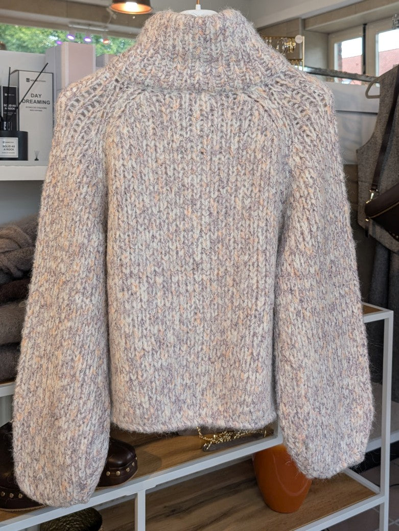 Die Zipper Strickjacke in hochwertiger Mischung aus Viskose, Nylon und Wolle in Creme Beige mit Rosa Lila Apricots Gelb hat stilvolles Design und Tragekomfort!