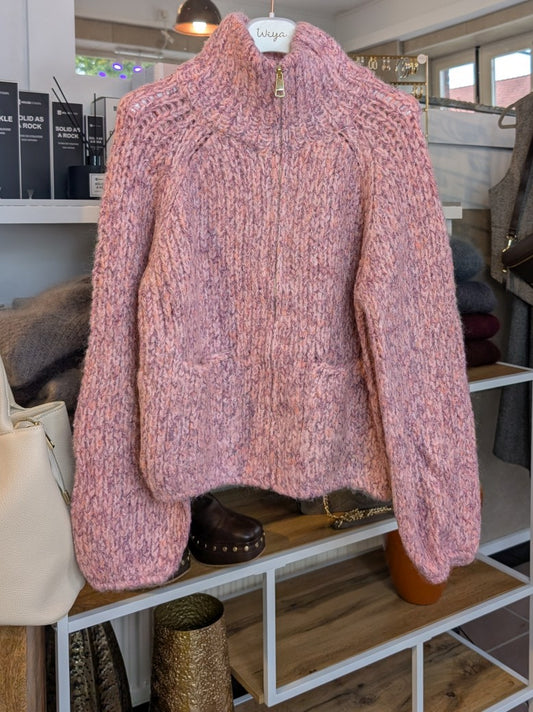 Die Zipper Strickjacke in hochwertiger Mischung aus Viskose, Nylon und Wolle in Pink mit Rosa Lila Apricots Gelb hat stilvolles Design und Tragekomfort!