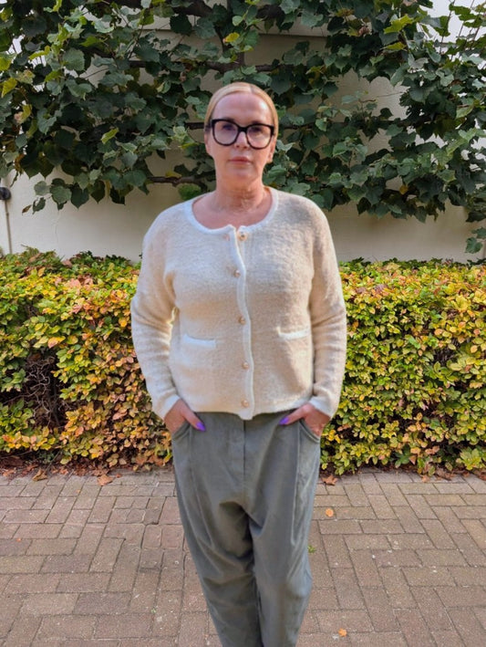 Der elegante creme beige Cardigan im Chanel-Style verbindet zeitlose Eleganz mit modernem Komfort. Die glänzenden Goldknöpfe akzentuieren stilvoll perfekt!