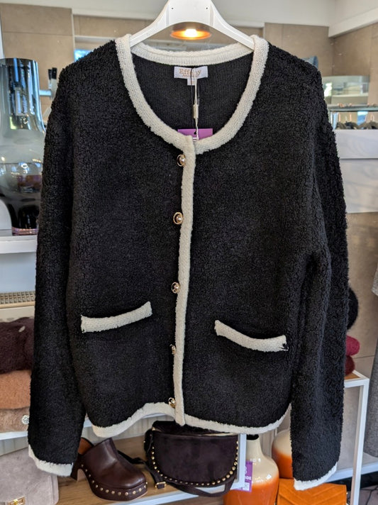 Der elegante schwarz weiß Cardigan im Chanel-Style verbindet zeitlose Eleganz mit modernem Komfort. Die glänzenden Goldknöpfe akzentuieren stilvoll perfekt!