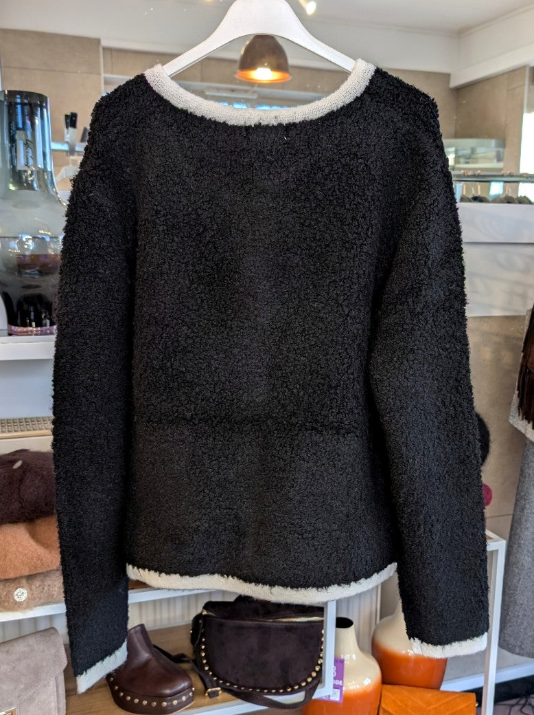 Der elegante schwarz weiß Cardigan im Chanel-Style verbindet zeitlose Eleganz mit modernem Komfort. Die glänzenden Goldknöpfe akzentuieren stilvoll perfekt!