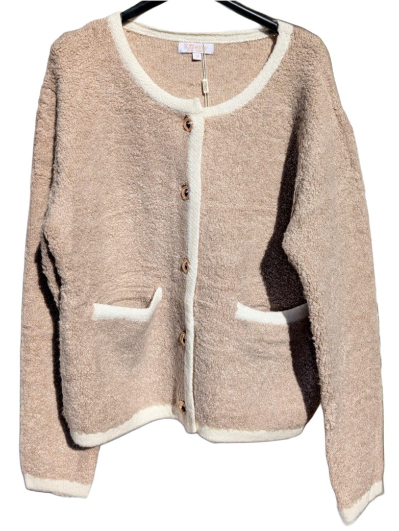Der elegante taupe beige Cardigan im Chanel-Style verbindet zeitlose Eleganz mit modernem Komfort. Die glänzenden Goldknöpfe akzentuieren stilvoll perfekt!