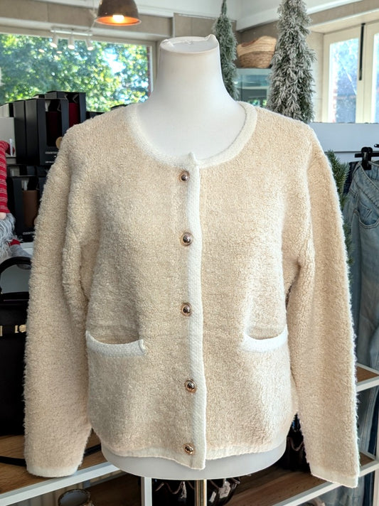 Der elegante creme beige Cardigan im Chanel-Style verbindet zeitlose Eleganz mit modernem Komfort. Die glänzenden Goldknöpfe akzentuieren stilvoll perfekt!