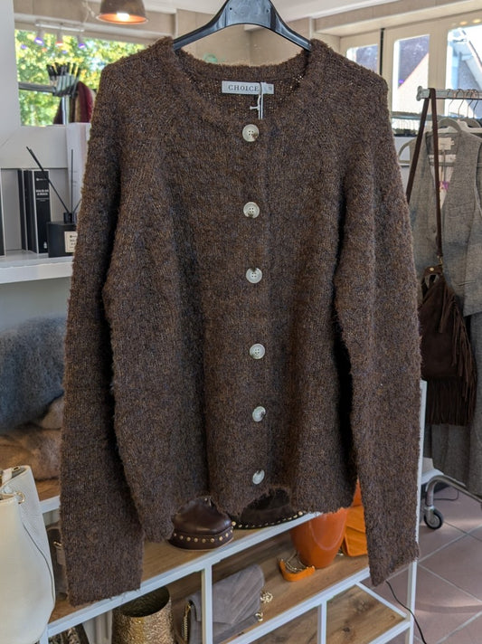 Dieser CHOICE Cardigan besticht durch sein warmes Kaffeebraun mit charmanten blauen Sprenkeln und hellen Knöpfen, die jedem Outfit lebendige Akzente verleihen!