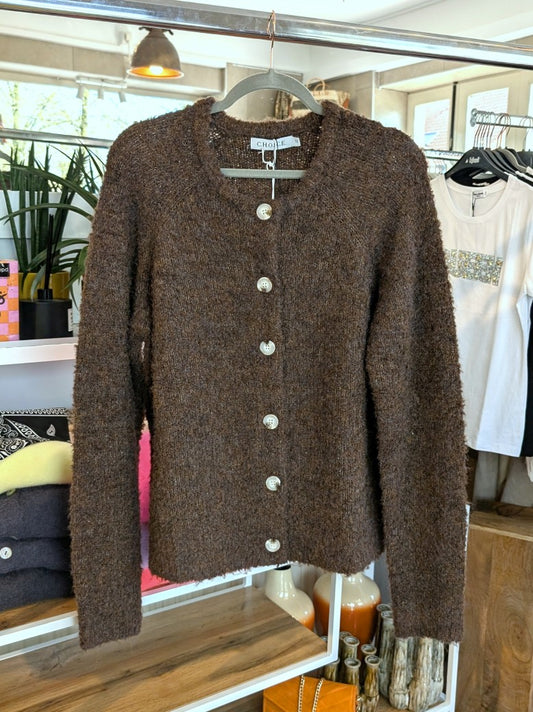 Dieser CHOICE Cardigan besticht durch sein warmes Kaffeebraun mit charmanten blauen Sprenkeln und hellen Knöpfen, die jedem Outfit lebendige Akzente verleihen!