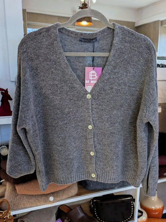 Der V-Ausschnitt Flausch Cardigan kombiniert 30% Alpaka, 30% Nylon und 17% Wolle für ein besonders weiches und langlebiges Tragegefühl - elegant, warm, modern!