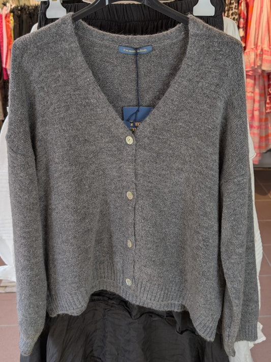 Der V-Ausschnitt Flausch Cardigan kombiniert 30% Alpaka, 30% Nylon und 17% Wolle für ein besonders weiches und langlebiges Tragegefühl - elegant, warm, modern!