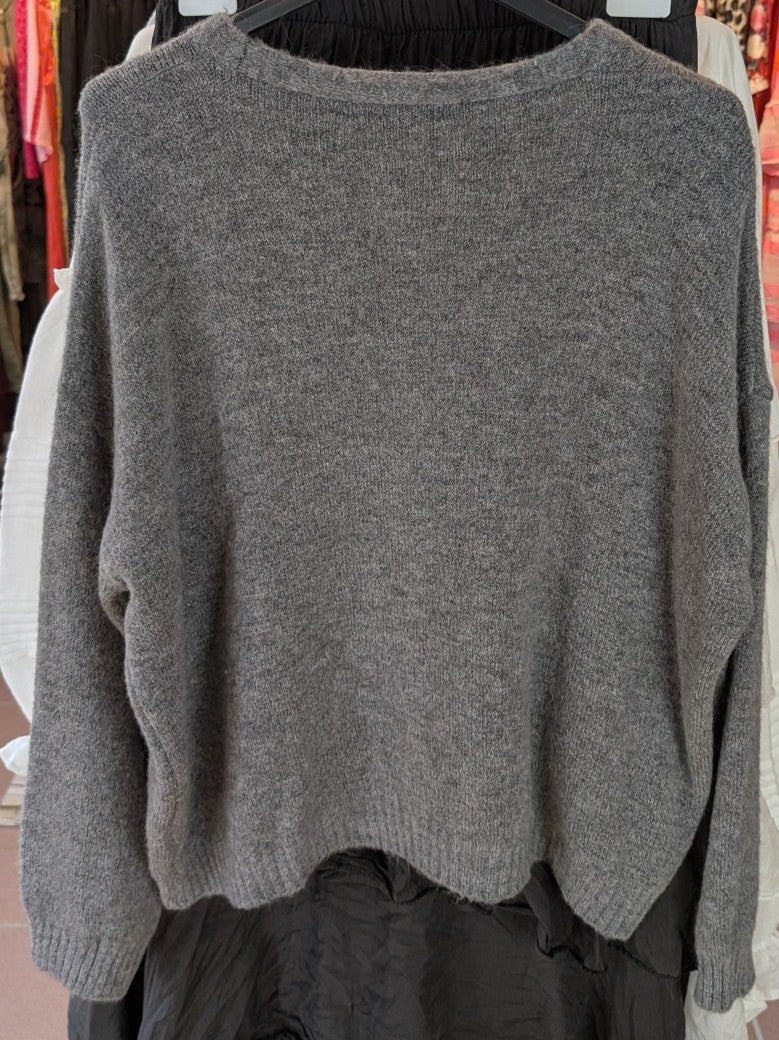 Der V-Ausschnitt Flausch Cardigan kombiniert 30% Alpaka, 30% Nylon und 17% Wolle für ein besonders weiches und langlebiges Tragegefühl - elegant, warm, modern!