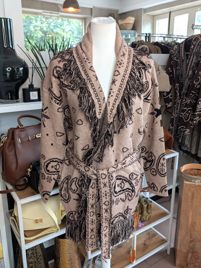 Elegante lange Strickjacke Fransen Paisley-Muster in Beige Braun Schwarz im Kujten Boho Stil aus hochwertiger Viskosemischung und Bindegürtel.