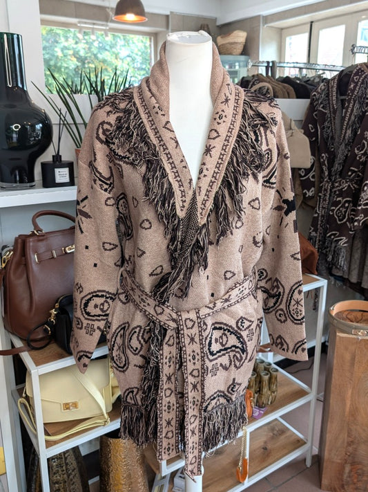 Elegante lange Strickjacke Fransen Paisley-Muster in Beige Braun Schwarz im Kujten Boho Stil aus hochwertiger Viskosemischung und Bindegürtel.