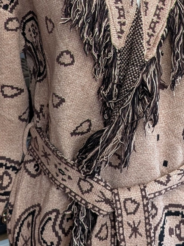 Elegante lange Strickjacke Fransen Paisley-Muster in Beige Braun Schwarz im Kujten Boho Stil aus hochwertiger Viskosemischung und Bindegürtel.