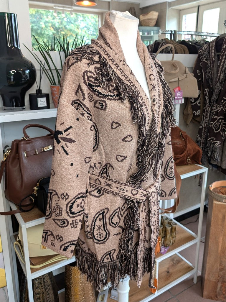 Elegante lange Strickjacke Fransen Paisley-Muster in Beige Braun Schwarz im Kujten Boho Stil aus hochwertiger Viskosemischung und Bindegürtel.