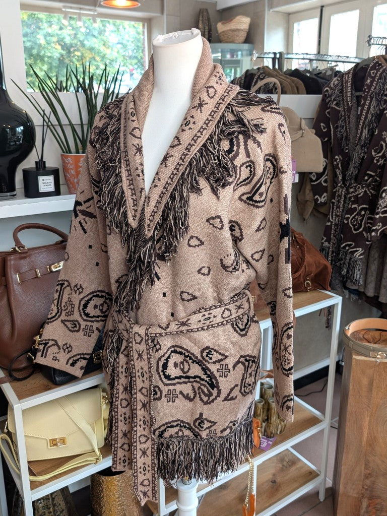 Elegante lange Strickjacke Fransen Paisley-Muster in Beige Braun Schwarz im Kujten Boho Stil aus hochwertiger Viskosemischung und Bindegürtel.