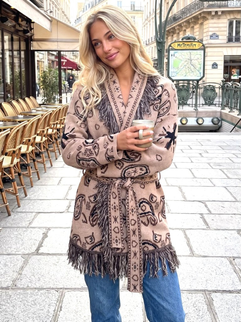 Elegante lange Strickjacke Fransen Paisley-Muster in Beige Braun Schwarz im Kujten Boho Stil aus hochwertiger Viskosemischung und Bindegürtel.