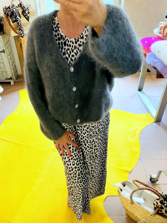 Behagliche stilvolle Cardigan Strickjacke aus 80% Mohair in klassischem Grau mit Silberknöpfen - perfekt für alle Gelegenheiten von lässig bis elegant!