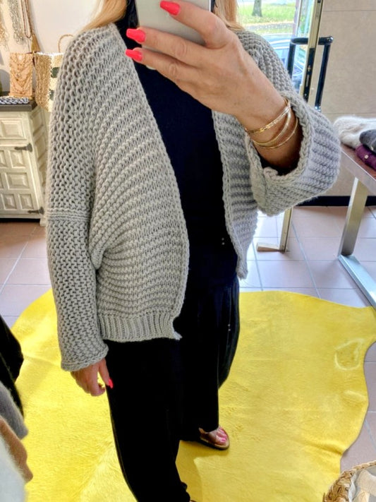 Der lange offene Cardigan in Hellgrau besticht durch grob gestrickten Look für gemütliches modisches Tragegefühl - perfekter Komfort und trendiger Charme!