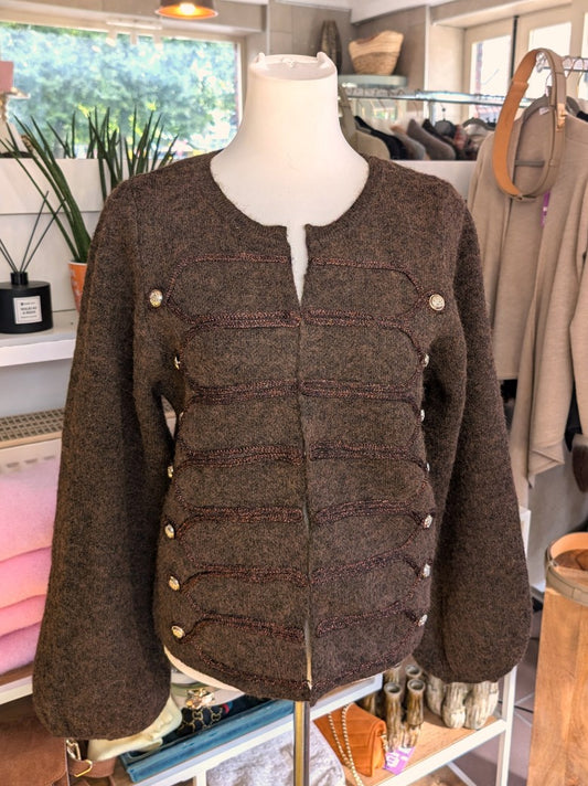 Elegante Strickjacke Husarenstil Coffee Braun Kupfer, hochwertige Woll-Mischung. Ideal für stilbewusste Träger, die Vintage-Eleganz mit modernem Flair verbinden