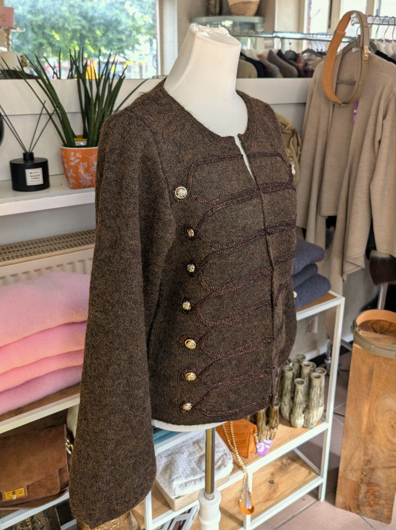 Elegante Strickjacke Husarenstil Coffee Braun Kupfer, hochwertige Woll-Mischung. Ideal für stilbewusste Träger, die Vintage-Eleganz mit modernem Flair verbinden