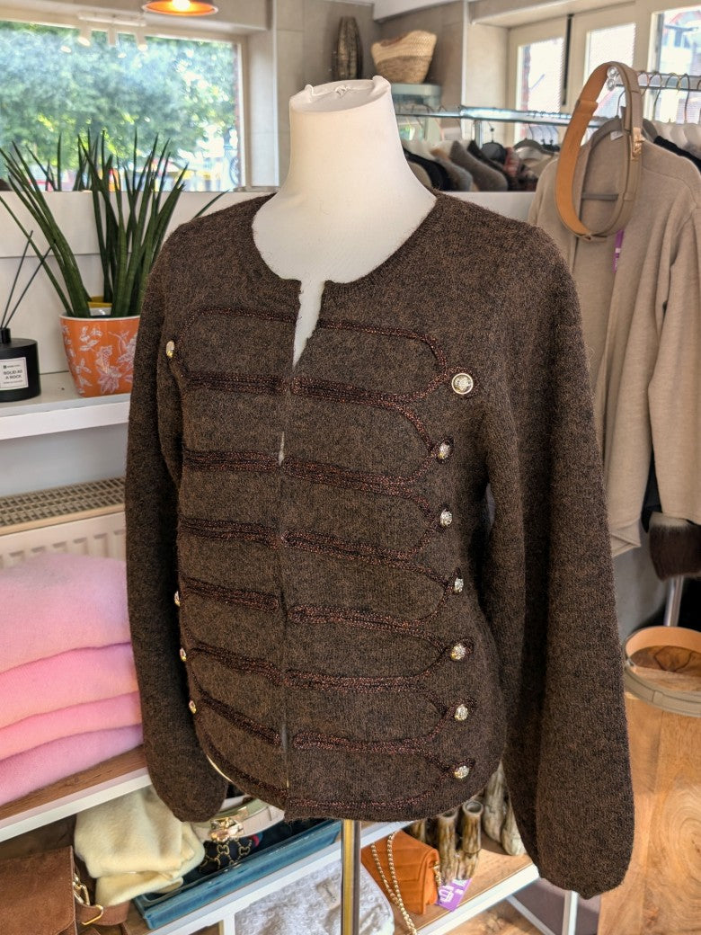 Elegante Strickjacke Husarenstil Coffee Braun Kupfer, hochwertige Woll-Mischung. Ideal für stilbewusste Träger, die Vintage-Eleganz mit modernem Flair verbinden