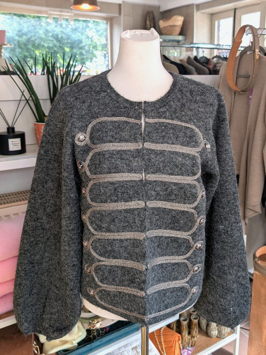 Elegante Strickjacke Husarenstil Grau Antik Silber, hochwertige Woll-Mischung. Ideal für stilbewusste Träger, die Vintage-Eleganz mit modernem Flair verbinden