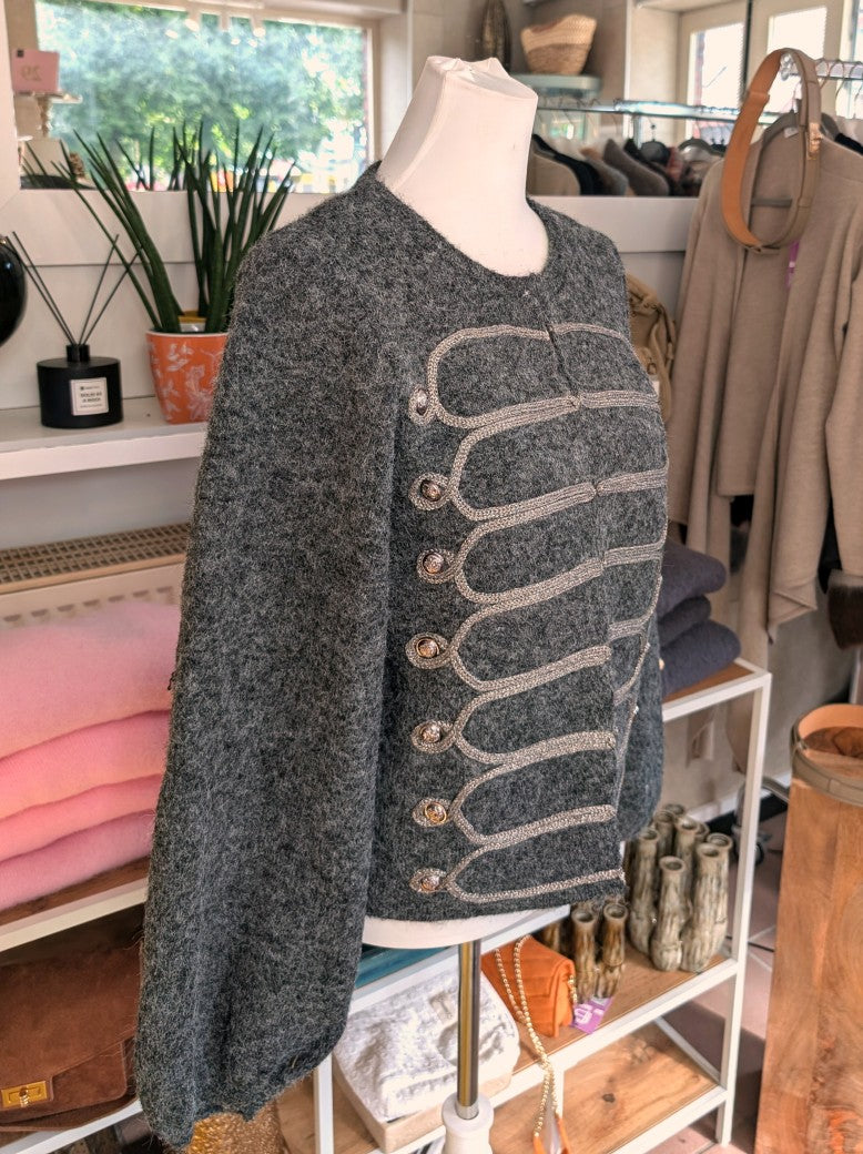 Elegante Strickjacke Husarenstil Grau Antik Silber, hochwertige Woll-Mischung. Ideal für stilbewusste Träger, die Vintage-Eleganz mit modernem Flair verbinden