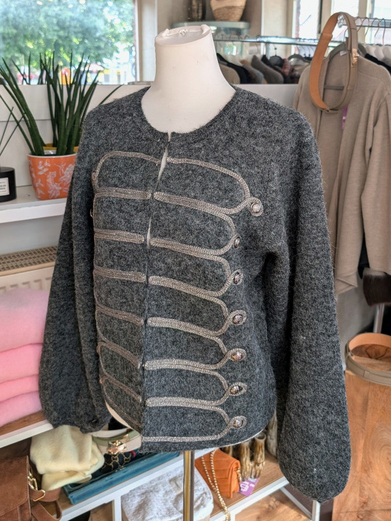 Elegante Strickjacke Husarenstil Grau Antik Silber, hochwertige Woll-Mischung. Ideal für stilbewusste Träger, die Vintage-Eleganz mit modernem Flair verbinden